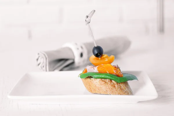 Canapé saboroso na mesa de madeira — Fotografia de Stock