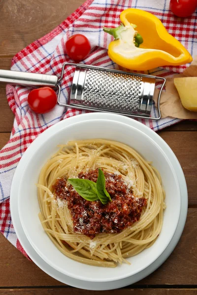 Spaghetti bolognese z parmezanem — Zdjęcie stockowe