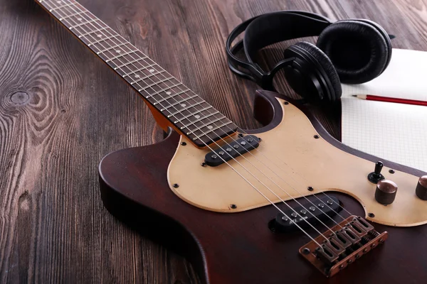 Elektro gitar defter ve kulaklık ile — Stok fotoğraf