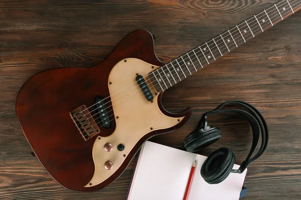 Elektrická kytara s sluchátka a notebook — Stock fotografie