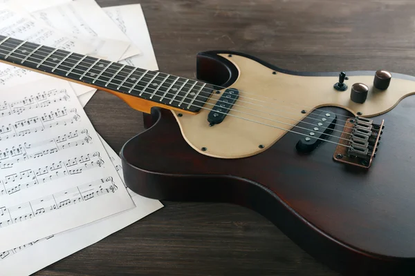 Elektrická kytara s hudbou poznámky — Stock fotografie