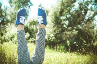 Renkli spor ayakkabı kadın bacaklar 