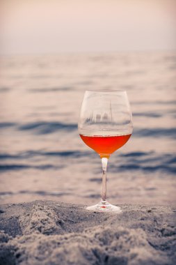  Sahilde bir bardak şarap.
