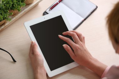 Dijital tablet üzerinde çalışma alanı kullanan kadın yakın çekim