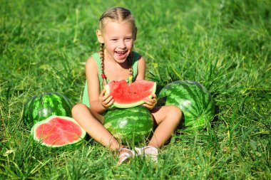 Karpuz ile küçük kız