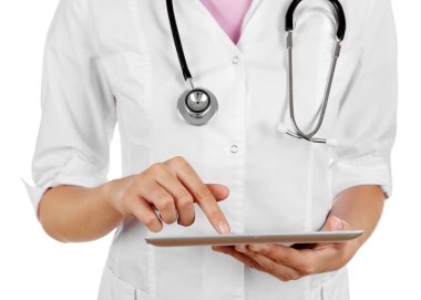 Doktor dijital tablet üzerinde çalışıyor