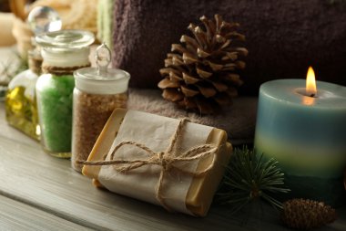 Spa uygulamaları ile çam ahşap arka plan üzerinde ayıklamak