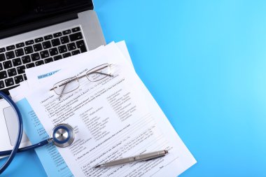 Doktor çalışma alanı stetoskop ile