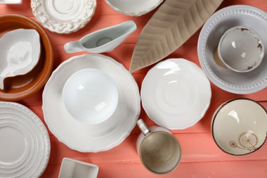 ahşap masa üzerinde farklı yemek takımı