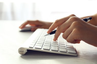 klavyede yazmaya kalem ile el 