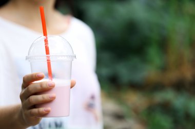 Plastik bardak tutan kadın