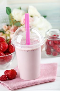 Plastik bardak muzlu süt