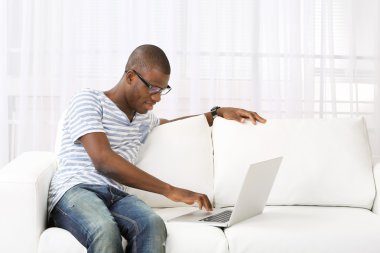 yakışıklı bir Afrikalı-Amerikalı adam