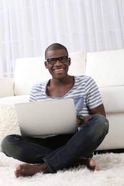 yakışıklı bir Afrikalı-Amerikalı adam