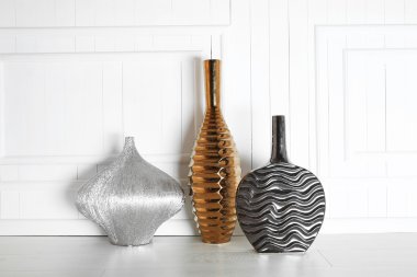 Ahşap zemin üzerine vazo