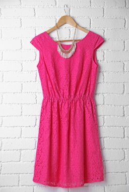 Elbise ve askı kolye 