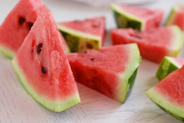 Ahşap masa portre üzerinde karpuz dilimli