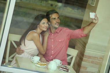 Çift selfie çekiyor.