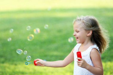Sabun köpüğü üfleyen kız