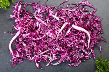 kırmızı lahana kesmek