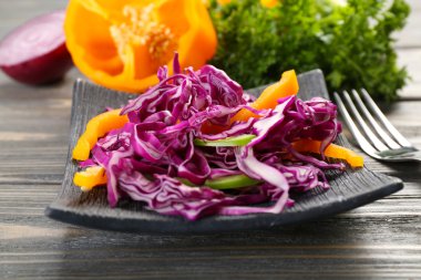 Tabakta kırmızı lahana salatası