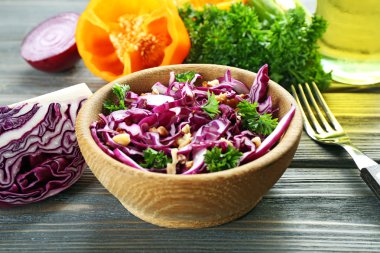 Kırmızı lahana salatası kasede servis