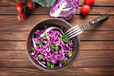 Kırmızı lahana salatası kasede servis