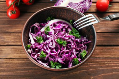 Kırmızı lahana salatası kasede servis