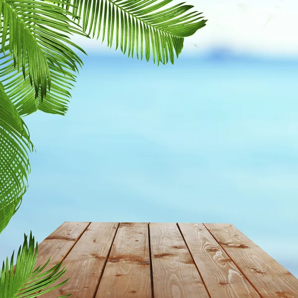Tavolo in legno con sfondo paradiso tropicale — Foto Stock