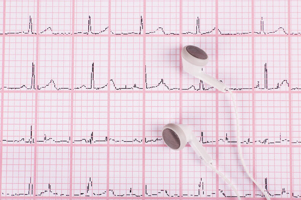 Наушники на фоне кардиограммы
