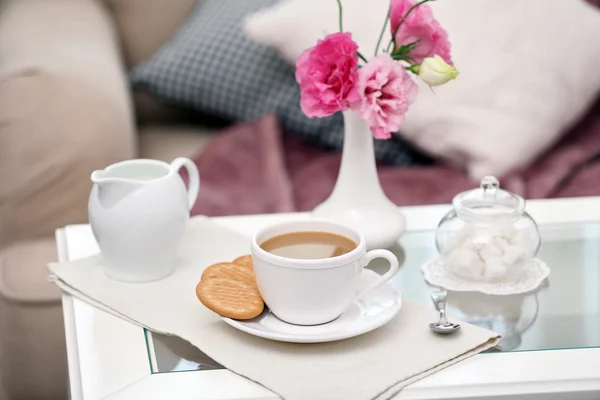 Kopje koffie op tabel in woonkamer — Stockfoto