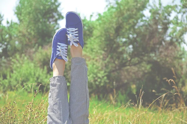 Renkli spor ayakkabı kadın bacaklar 