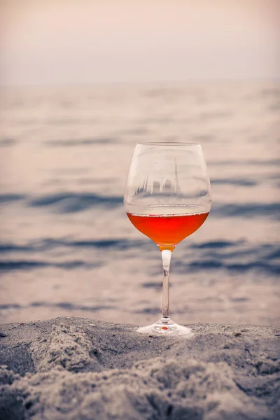 Bicchiere di vino sulla spiaggia — Foto Stock