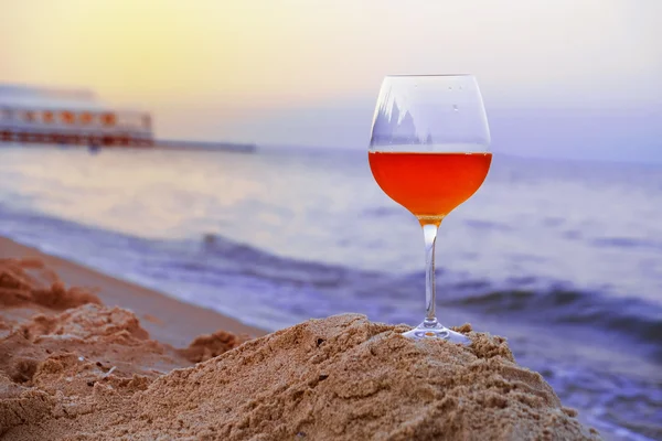  Sahilde bir bardak şarap.