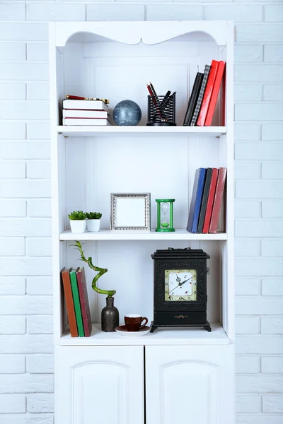 Bücher und Dekor im Schrank — Stockfoto