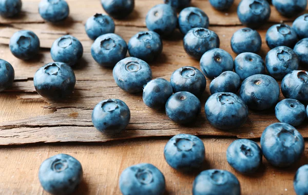 Bleuets frais sur table en bois, gros plan — Photo