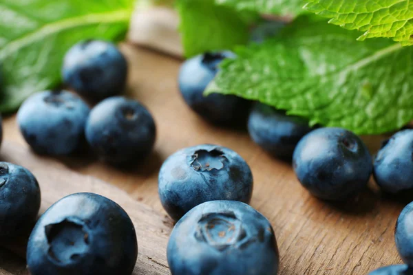 Verse bosbessen op houten tafel, close-up — Stockfoto