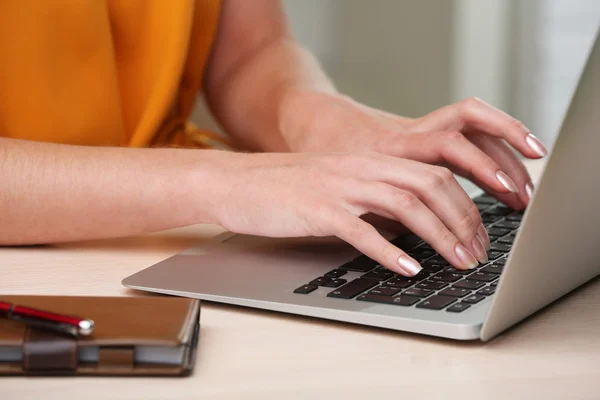 女人在职场上使用笔记本电脑靠得很近 — 图库照片