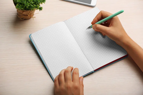 Frau schreibt auf Notizbuch — Stockfoto