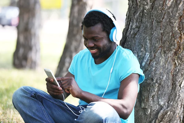 Africano americano hombre escuchar música —  Fotos de Stock