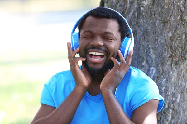 African American man listening music — Stock Photo, Image