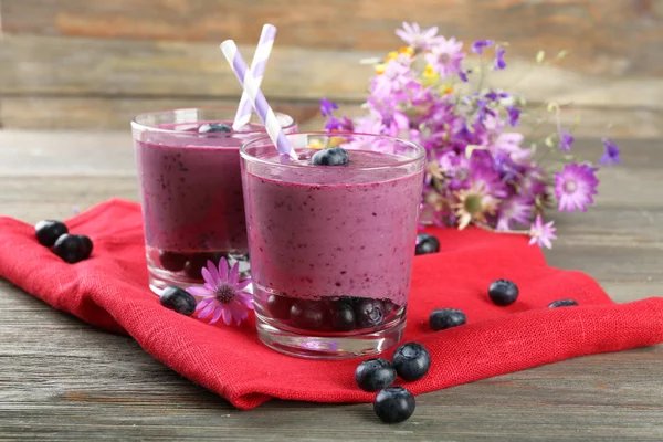 Glazen blueberry smoothie op rode servet, close-up — Stockfoto