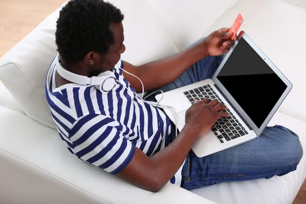 Homem com laptop e cartão de crédito — Fotografia de Stock