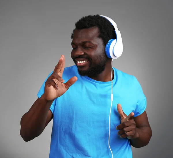 Afro-Américain avec écouteurs — Photo
