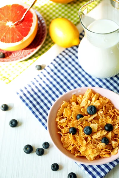 Petit déjeuner sain avec fruits et baies sur la table close up — Photo