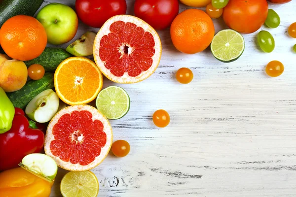 Кучу свежих фруктов — стоковое фото