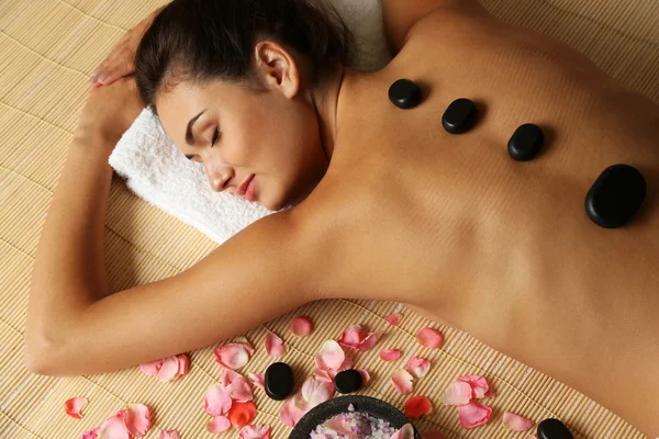 Jeune femme dans le salon de beauté spa — Photo