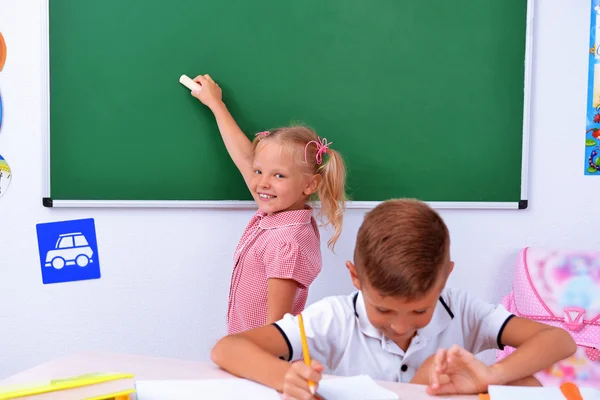 Kleine jongen en meisje in de klas — Stockfoto