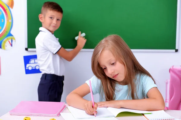 Ragazzino e ragazza in classe — Foto Stock