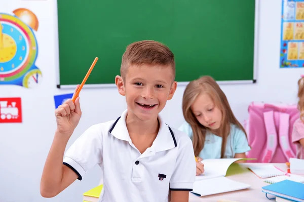 Gruppo di bambini in classe — Foto Stock